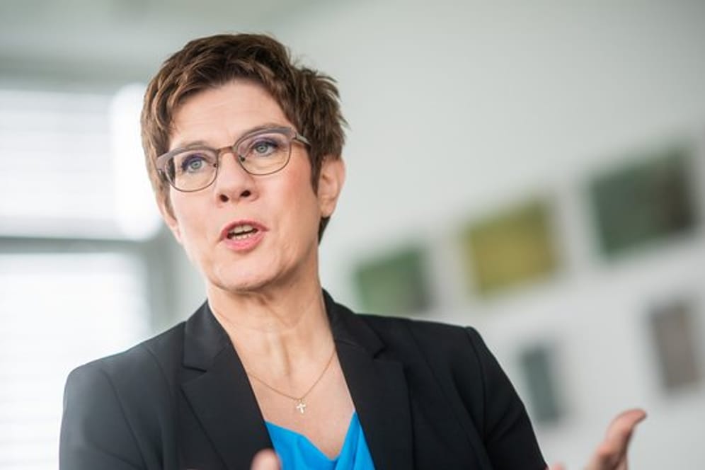 Annegret Kramp-Karrenbauer: Die Verteidigungsministerin zieht nach der "Schweinekopf-Party" Konsequenzen.