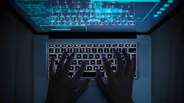 Ein Mann an einem Rechner (Symbolbild): Der Trojaner Emotet wurde "verbessert".