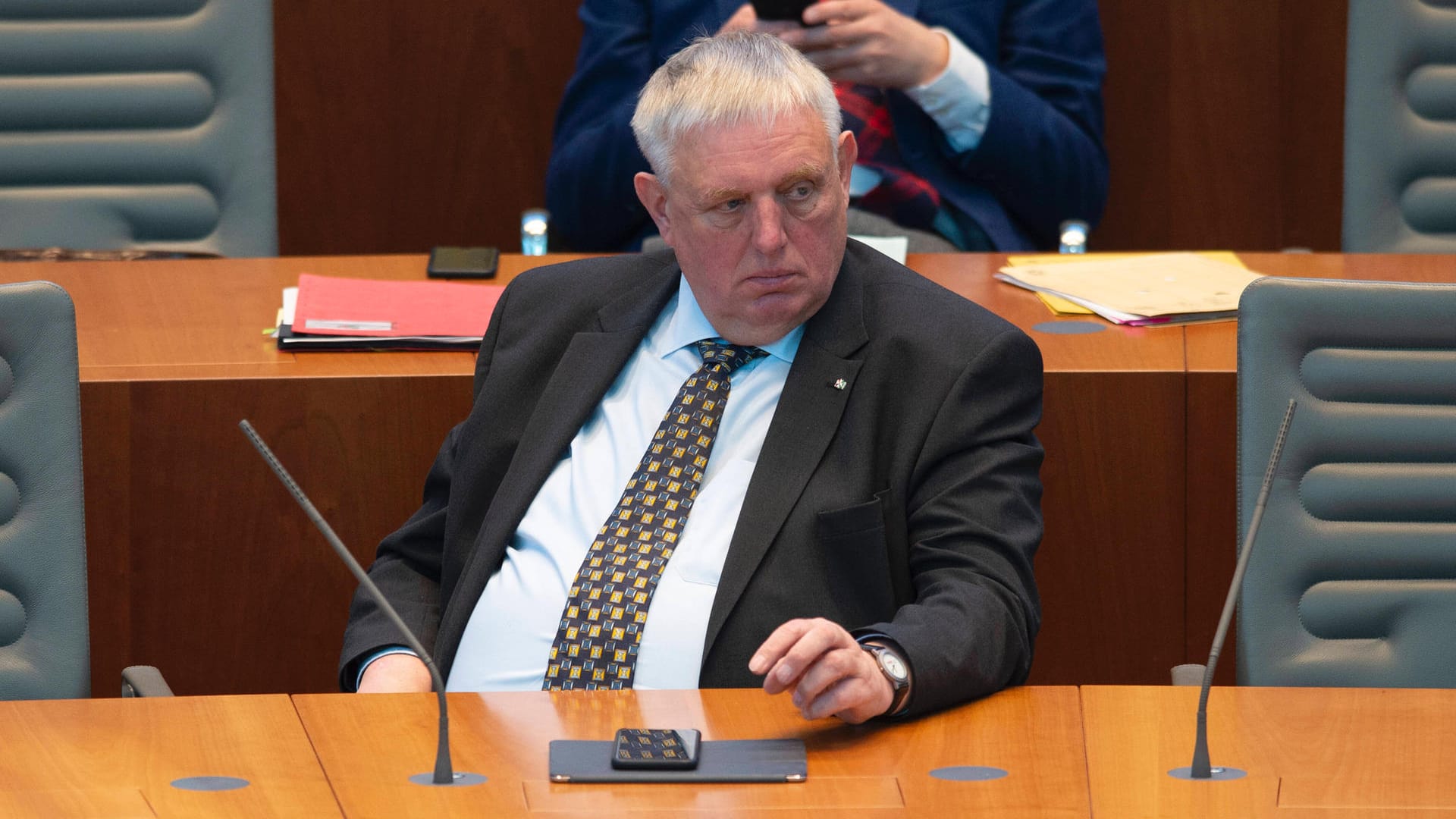 Gesundheitsminister Karl-Josef Laumann sitzt im Landtag Nordrhein-Westfalen: Wegen der Hygienemängeln in der Kantine steht er in der Kritik.