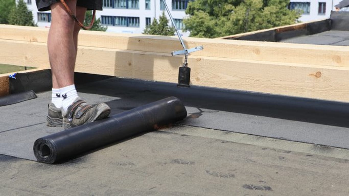 Damit das Flachdach möglichst lange dicht hält, sollte man schon beim Bau auf Qualität und gute Handwerker achten.