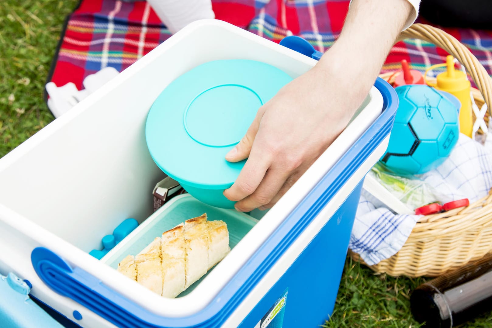 Lebensmittel: Wer sich im Sommer für ein Picknick entscheidet, sollte eine Kühlbox mitnehmen.
