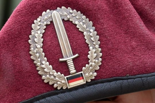 Das Abzeichen des Kommandos Spezialkräfte (KSK) ist an einem Barett zu sehen.