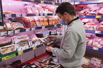 Mann beim Einkaufen (Symbolbild): Die Verbraucherpreise in Deutschland gehen zurück.