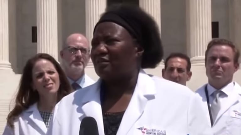 Stella Immanuel: Mit anderen Medizinern tritt die zwielichtige Ärztin vor dem Supreme Court in Washington vor die Kameras.