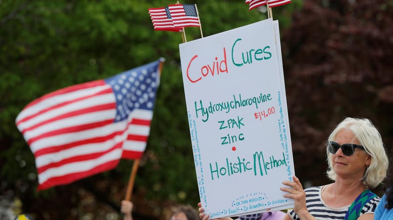 Glauben dem US-Präsidenten: Fans von Hydroxychloroquin demonstrieren nahe des Hauses von Gouverneur Charlie Baker in Swampscott (Massachusetts) gegen Corona-Einschränkungen.