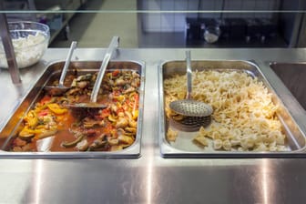 Essen in einer Kantine (Symbolbild): Die Kantine des NRW-Gesundheitsministeriums in Düsseldorf wurde wegen Hygiene-Mängeln geschlossen.