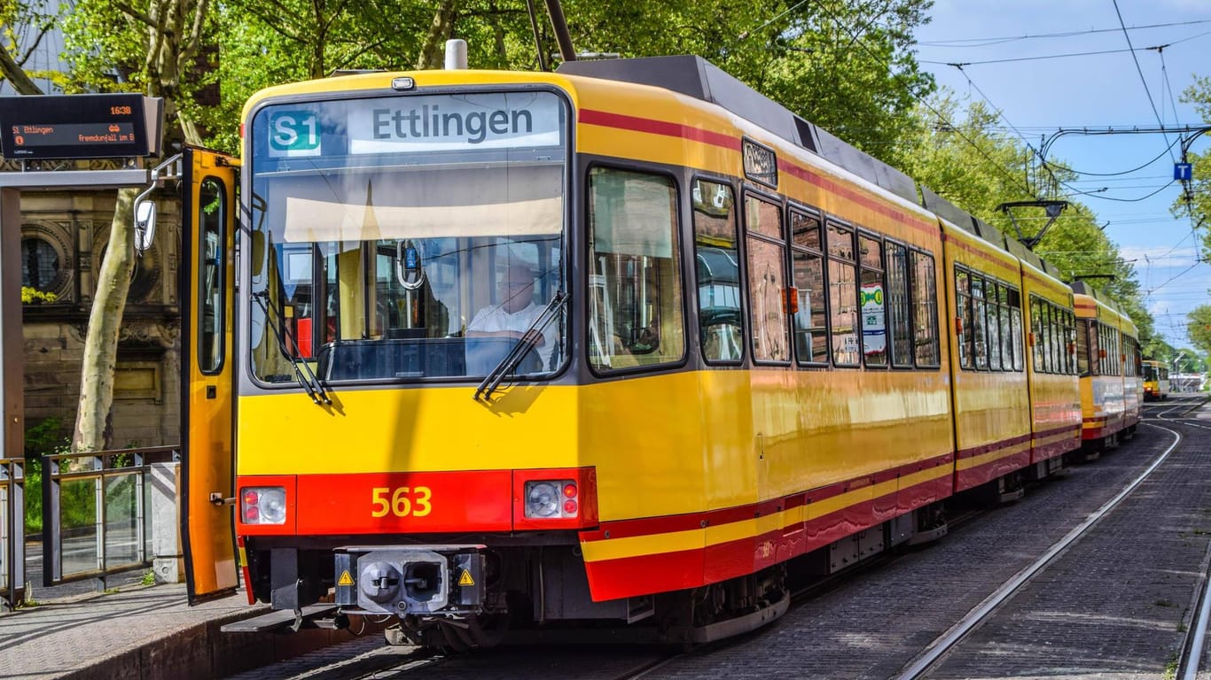Eine Straßenbahn der Linie S1: In einer Karlsruher Straßenbahn hat eine Gruppe Jugendlicher randaliert.