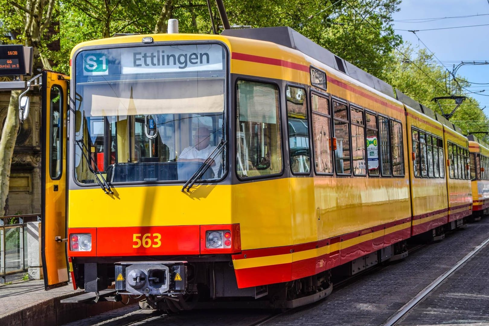 Eine Straßenbahn der Linie S1: In einer Karlsruher Straßenbahn hat eine Gruppe Jugendlicher randaliert.