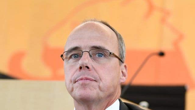 Der hessische Innenminister Peter Beuth steht einer Rückkehr von Zuschauern in die Fußballstadien kritisch gegenüber. Der hessische Innenminister Peter Beuth steht einer Rückkehr von Zuschauern in die Fußballstadien kritisch gegenüber.
