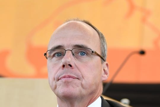 Der hessische Innenminister Peter Beuth steht einer Rückkehr von Zuschauern in die Fußballstadien kritisch gegenüber.