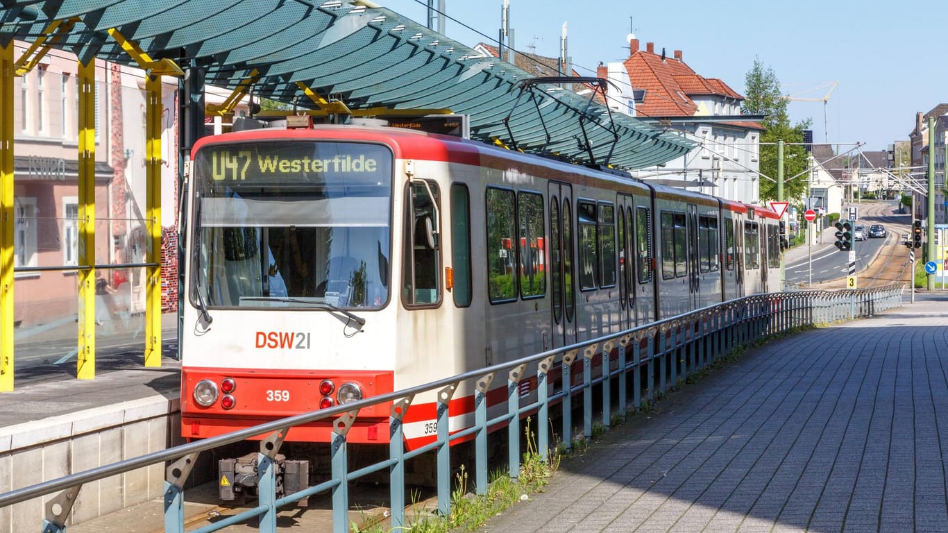 Eine Stadtbahn in Dortmund: Künftig ist das Bahn- und Busfahren mit den DSW21 günstiger.