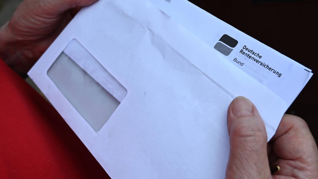 Bislang läuft der Austausch mit der Rentenversicherung meist analog. Doch bald soll es ein Onlineportal geben. Bislang läuft der Austausch mit der Rentenversicherung meist analog. Doch bald soll es ein Onlineportal geben.