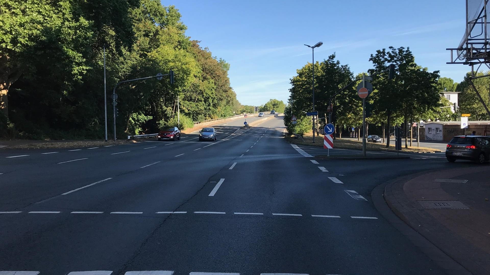 Eine Fettspur an einer Kreuzung: Eine Frau ist mit ihrem Roller darauf ausgerutscht. Eine Fettspur an einer Kreuzung: Eine Frau ist mit ihrem Roller darauf ausgerutscht.
