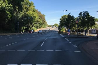 Eine Fettspur an einer Kreuzung: Eine Frau ist mit ihrem Roller darauf ausgerutscht.