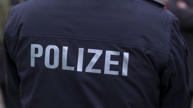 Ein Polizeibeamter: Bei einer Razzia wurden drei Personen verhaftet. (Symbolbild)