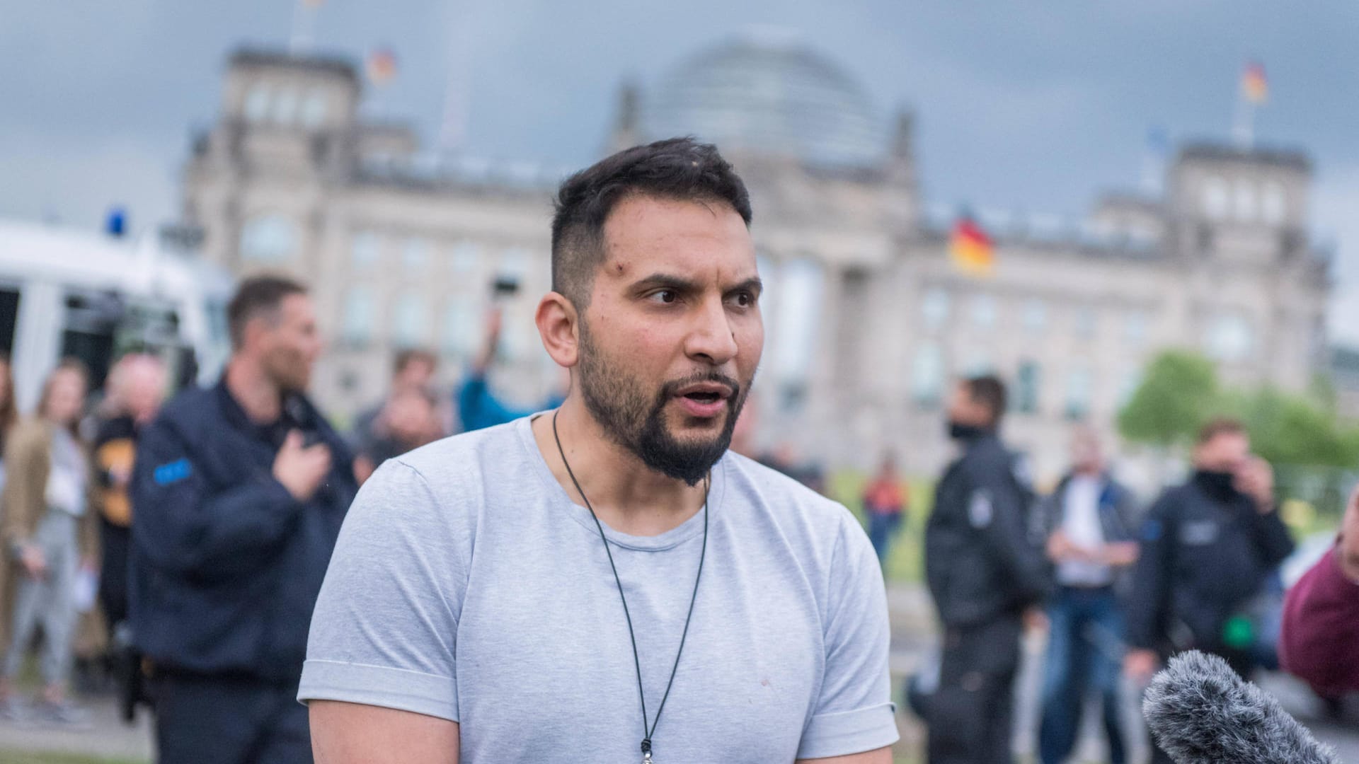 Attila Hildmann bei einer Demonstration vor dem Reichstag in Berlin: Eine weitere Kundgebung des Vegan-Kochs wurde vom Innensenat verboten. Attila Hildmann bei einer Demonstration vor dem Reichstag in Berlin: Eine weitere Kundgebung des Vegan-Kochs wurde vom Innensenat verboten.