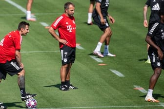 Nehmen mit dem FC Bayern den Spielbetrieb wieder auf: Trainer Hansi Flick und Co-Trainer Miroslav Klose (l).