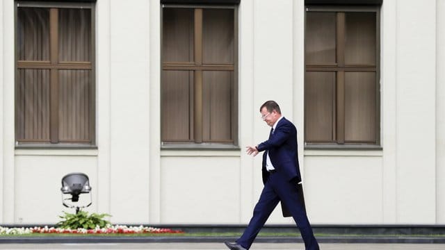 Andrej Rawkow, Staatssekretär des Sicherheitsrats von Belarus, geht, nachdem er sich vor den Medien geäußert hat. Andrej Rawkow, Staatssekretär des Sicherheitsrats von Belarus, geht, nachdem er sich vor den Medien geäußert hat.