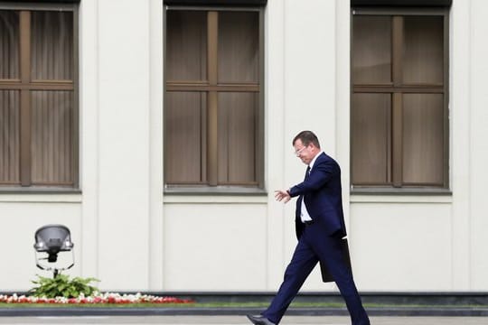 Andrej Rawkow, Staatssekretär des Sicherheitsrats von Belarus, geht, nachdem er sich vor den Medien geäußert hat.