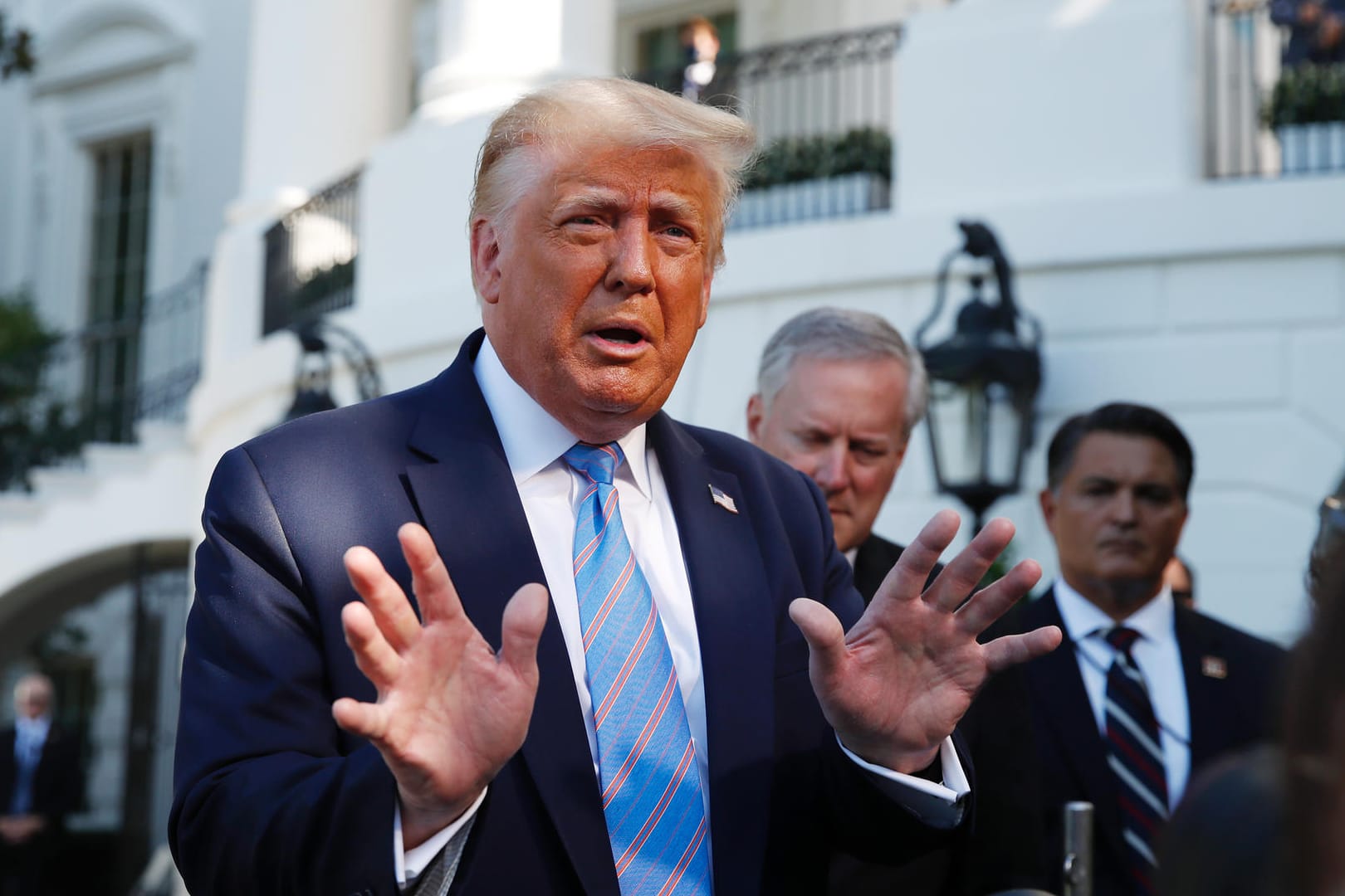 Donald Trump am Weißen Haus: Seit Monaten attackiert er die Briefwahl.