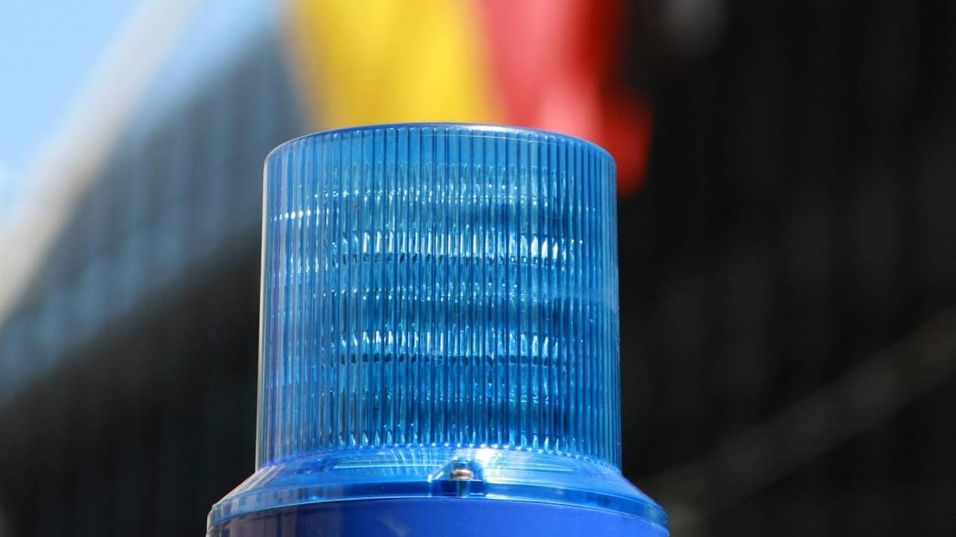 Polizei-Blaulicht: Der Staatsschutz ermittelt wegen einer Attacke auf ein Fernsehteam. (Symbolbild)