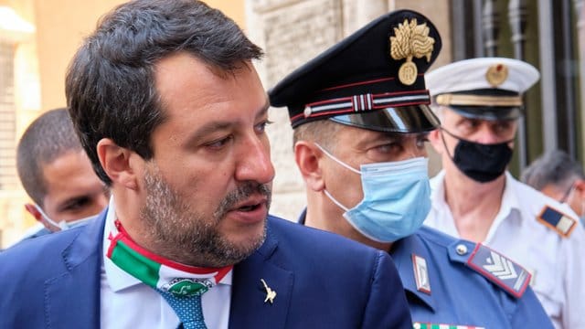 Ihm droht nach der Aufhebung der Immunität eine lange Haftstrafe: Rechtspopulist Matteo Salvini (l). Ihm droht nach der Aufhebung der Immunität eine lange Haftstrafe: Rechtspopulist Matteo Salvini (l).