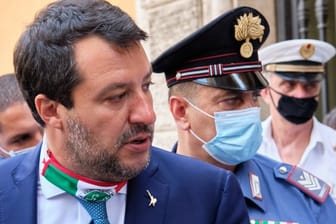 Ihm droht nach der Aufhebung der Immunität eine lange Haftstrafe: Rechtspopulist Matteo Salvini (l).