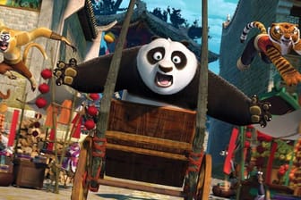 Monkey (l), Panda Po (M) und Tigress in einer Szene des Films "Kung Fu Panda 2 - Doppelt bärenstark".