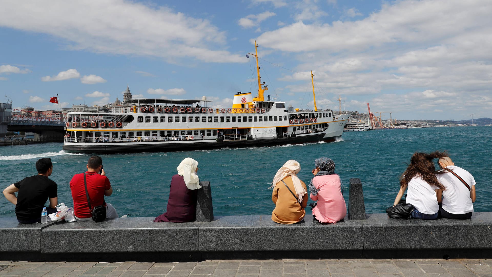 Menschen in Istanbul: Der luxemburgische Außenminister Jean Asselborn will, dass die Gespräche mit der Türkei zum EU-Beitritt weiter fortgeführt werden.