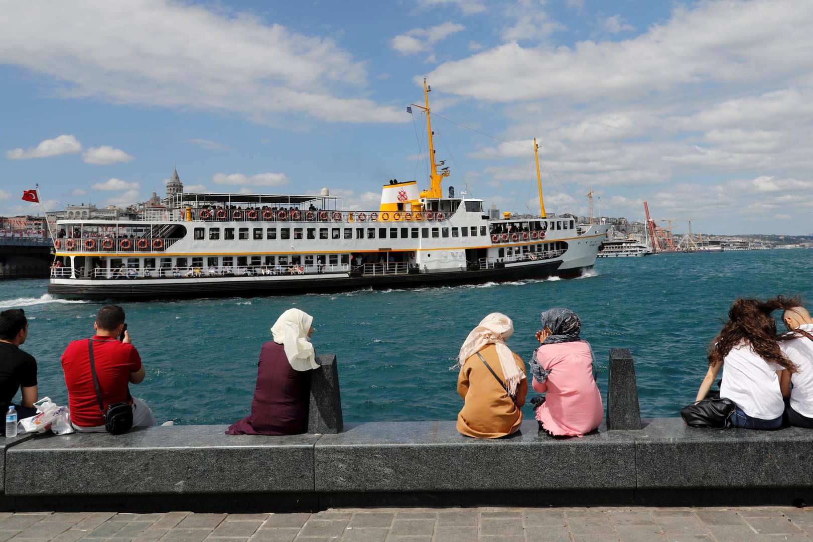 Menschen in Istanbul: Der luxemburgische Außenminister Jean Asselborn will, dass die Gespräche mit der Türkei zum EU-Beitritt weiter fortgeführt werden.