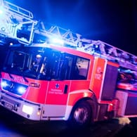 Ein Drehleiterwagen der Feuerwehr mit Blaulicht (Symbolbild): In Berlin hat es in der Wohnung eines Mannes gebrannt.