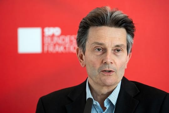 SPD-Fraktionschef Rolf Mützenich schließt eine Kanzlerkandidatur nicht aus.