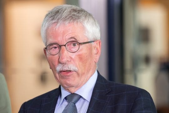 Thilo Sarrazin spricht vor der SPD-Zentrale mit Journalisten über das Urteil des obersten Parteischiedsgerichts der SPD.