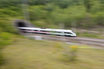 Ein ICE der Deutschen Bahn mit grünen Streifen (Symbolbild): Von Stuttgart gibt es den Sommer über eine direkte Verbindung nach Rügen.