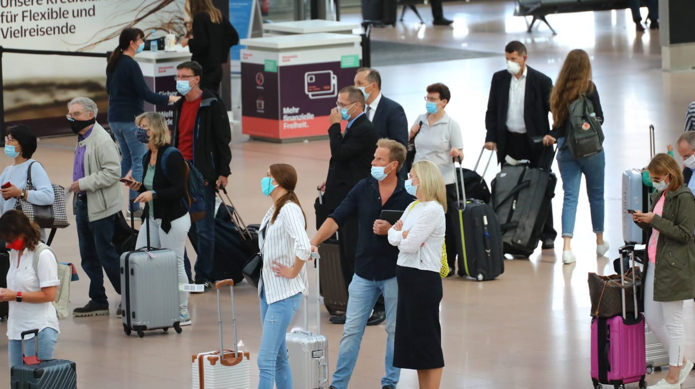 Reisende warten im Hamburger Flughafen (Symbolbild): Ein Corona-Testzentrum hat dort seinen Betrieb aufgenommen.