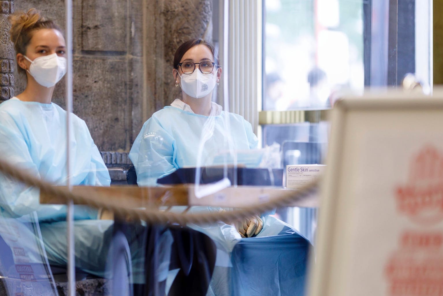 Mitarbeiterinnen des Infektionsschutzzentrums im Gesundheitsamt Köln am Neumarkt: Das Personal in den Ämtern ist knapp, eine zweite Rolle eine enorme Herausforderung.