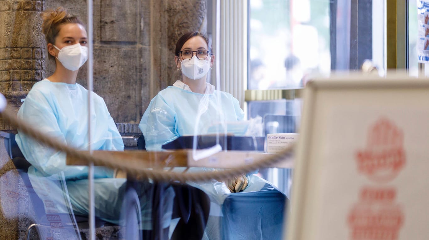Mitarbeiterinnen des Infektionsschutzzentrums im Gesundheitsamt Köln am Neumarkt: Das Personal in den Ämtern ist knapp, eine zweite Rolle eine enorme Herausforderung.