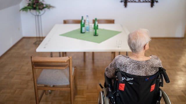 Pflegebedürftige müssen für die Betreuung im Heim trotz Pflegeversicherung immer mehr aus eigener Tasche zuzahlen. Pflegebedürftige müssen für die Betreuung im Heim trotz Pflegeversicherung immer mehr aus eigener Tasche zuzahlen.