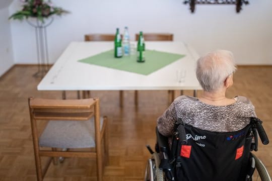 Pflegebedürftige müssen für die Betreuung im Heim trotz Pflegeversicherung immer mehr aus eigener Tasche zuzahlen.
