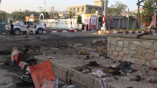 Trotz einer Waffenruhe für das islamische Opferfest Eid al-Adha reißt die Gewalt in Afghanistan nicht ab. Trotz einer Waffenruhe für das islamische Opferfest Eid al-Adha reißt die Gewalt in Afghanistan nicht ab.