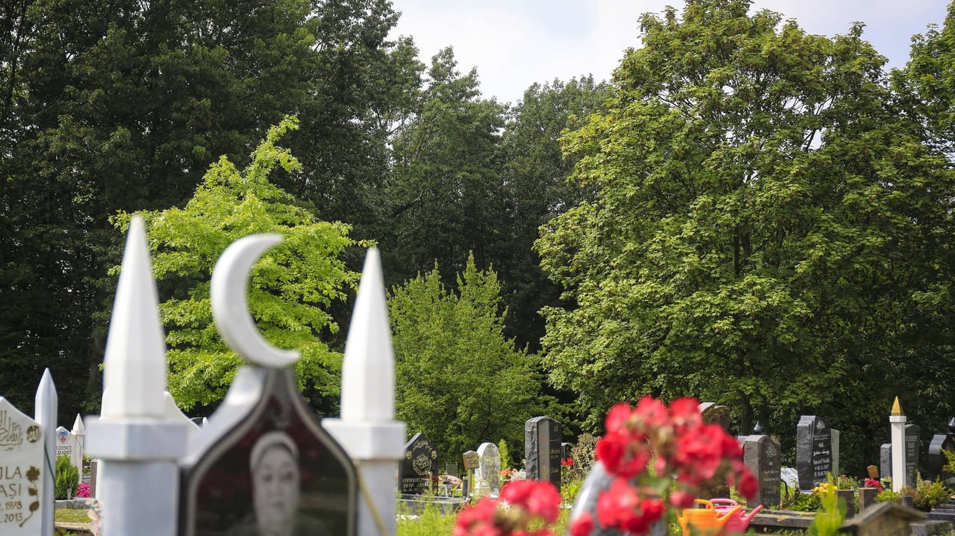 Der muslimische Friedhof am Hallopark in Essen (Archivbild): Zur Beerdigung eines Clanmitglieds sind Hunderte Trauernde gekommen.