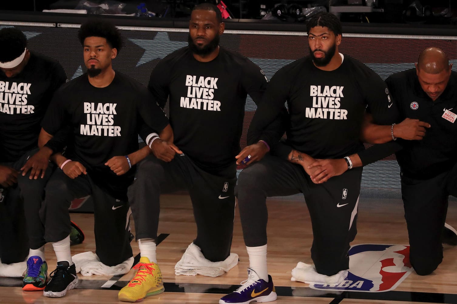 Spieler der Los Angeles Lakers knien während der Nationalhymne: In den USA wird gegen Rassismus und Polizeigewalt protestiert.