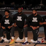 Spieler der Los Angeles Lakers knien während der Nationalhymne: In den USA wird gegen Rassismus und Polizeigewalt protestiert.