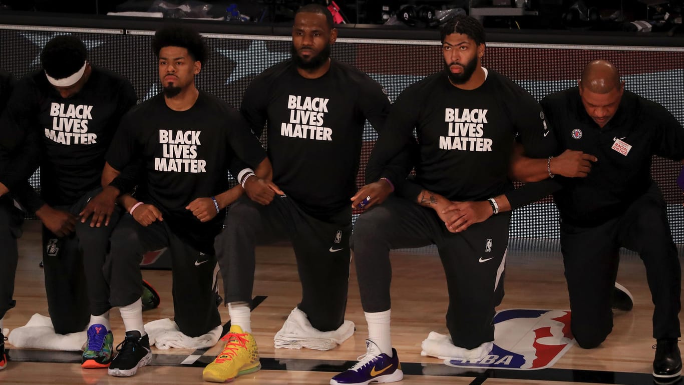 Spieler der Los Angeles Lakers knien während der Nationalhymne: In den USA wird gegen Rassismus und Polizeigewalt protestiert.