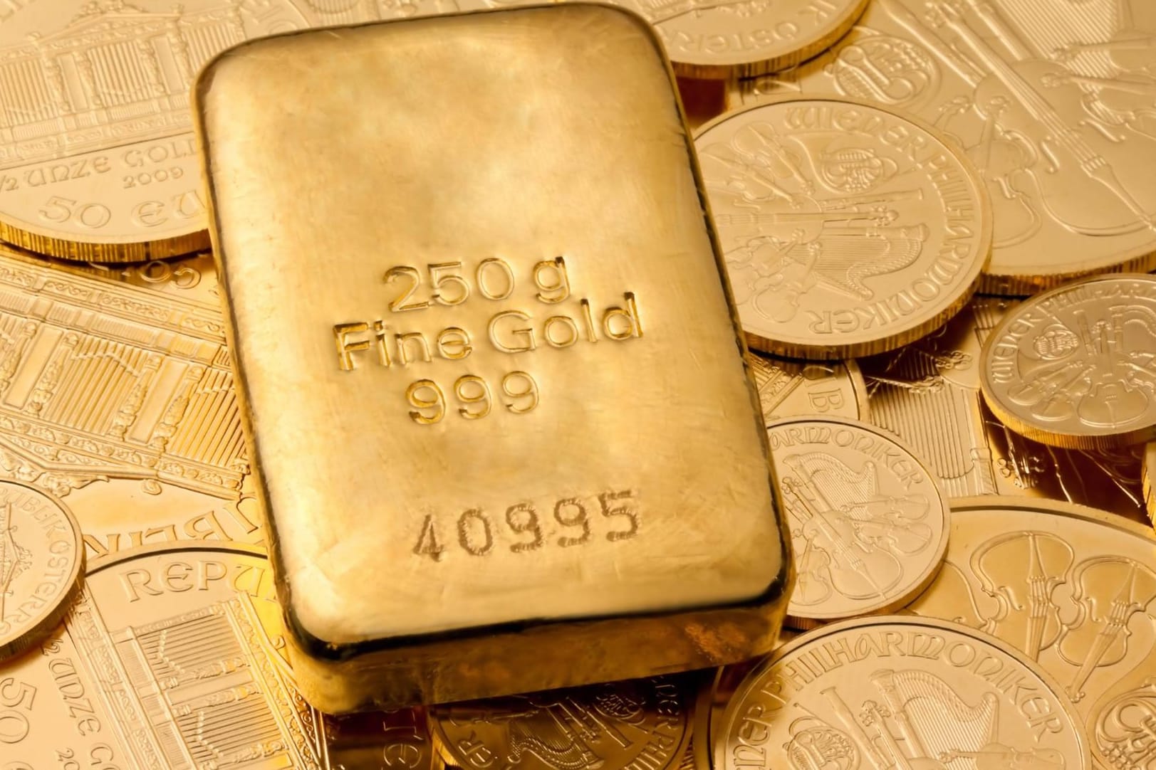 Goldbarren und Goldmünzen (Symbolbild): Die Deutschen kauften im ersten Halbjahr 2020 deutlich mehr physisches Gold als im gleichen Zeitraum 2019.