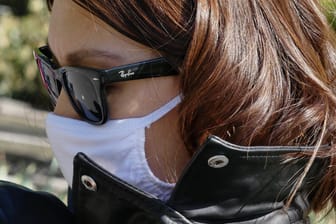 Eine Frau trägt eine Ray-Ban-Sonnenbrille (Symbolbild): Der Herstellerkonzern schreibt rote Zahlen.