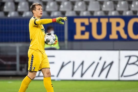Ob Torwart Alexander Schwolow den SC Freiburg verlässt ist längst noch nicht klar.