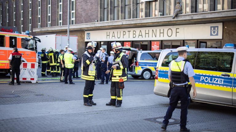 Sperrung am Düsseldorfer Hauptbahnhof: Einsatzkräfte der Polizei stehen vor dem geräumten Gebäude.