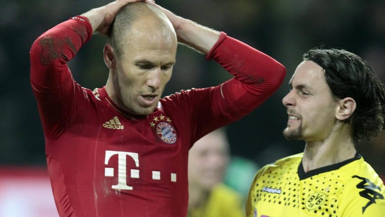 Arjen Robben: Der Bayern-Spieler ist nach seinem vergebenen Elfmeter gegen den BVB enttäuscht, Neven Subotic (re.) zeigt sich unsportlich. (Bild vom 11.4.2012)