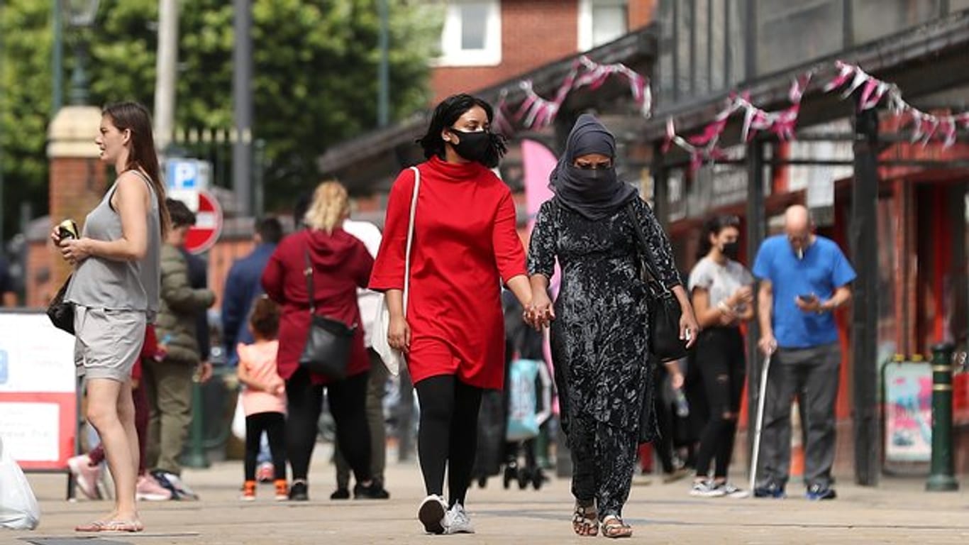 Wegen eines deutlichen Anstiegs von Coronavirus-Infektionen sind in Teilen Nordenglands wie hier in Oldham im Großraum Manchester die Ausgangsbeschränkungen verschärft worden.